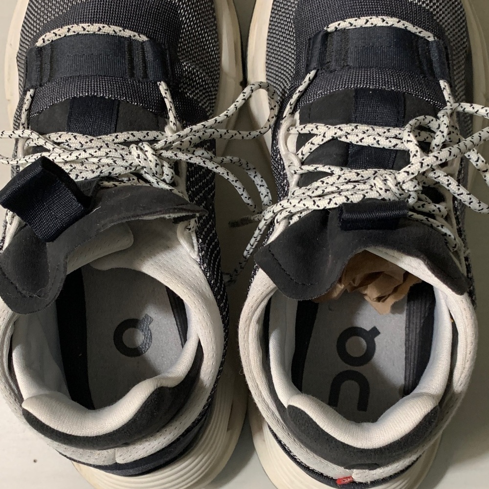 On Cloud Women's Black and White Athletic Shoes | Size 7 - Picture 8 of 11